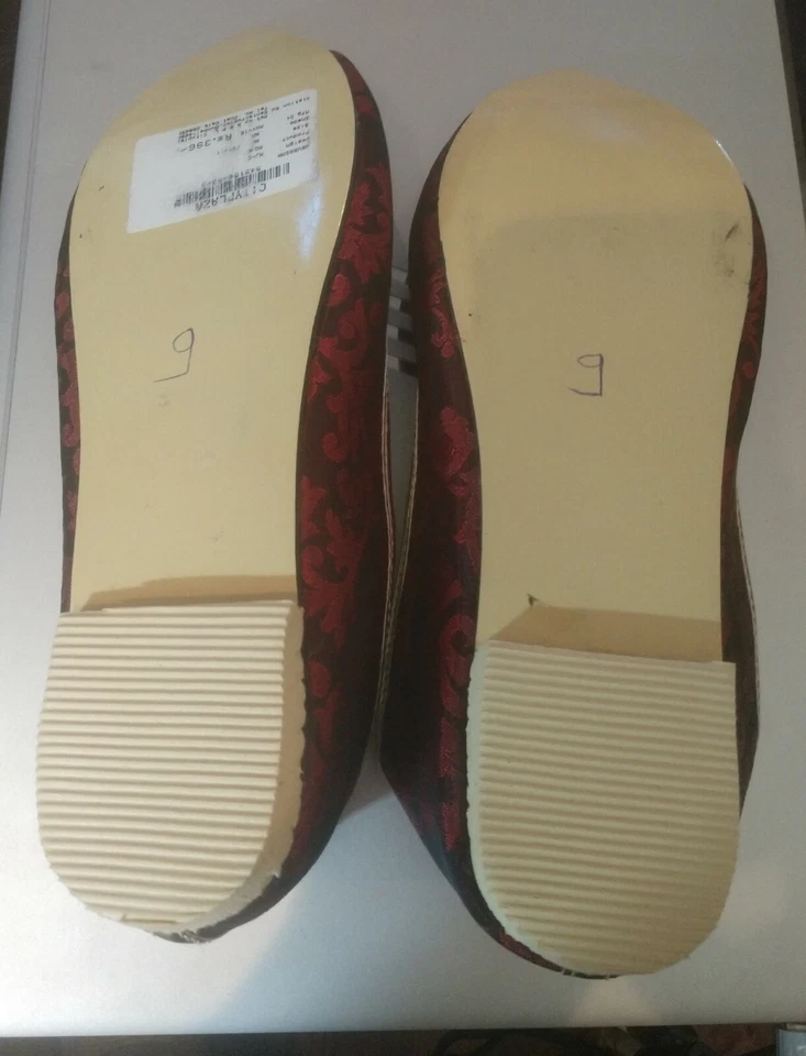 Men's Indian Wedding Jutti Mojari Shoes - Maroon Embossed Gold Edge- EUC - Image 4 of 4