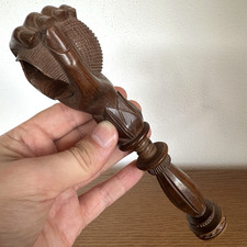 Fein geschnitzter Schraub Nussknacker Holz Faust mit Nuss Frankreich 19.Jh Antik