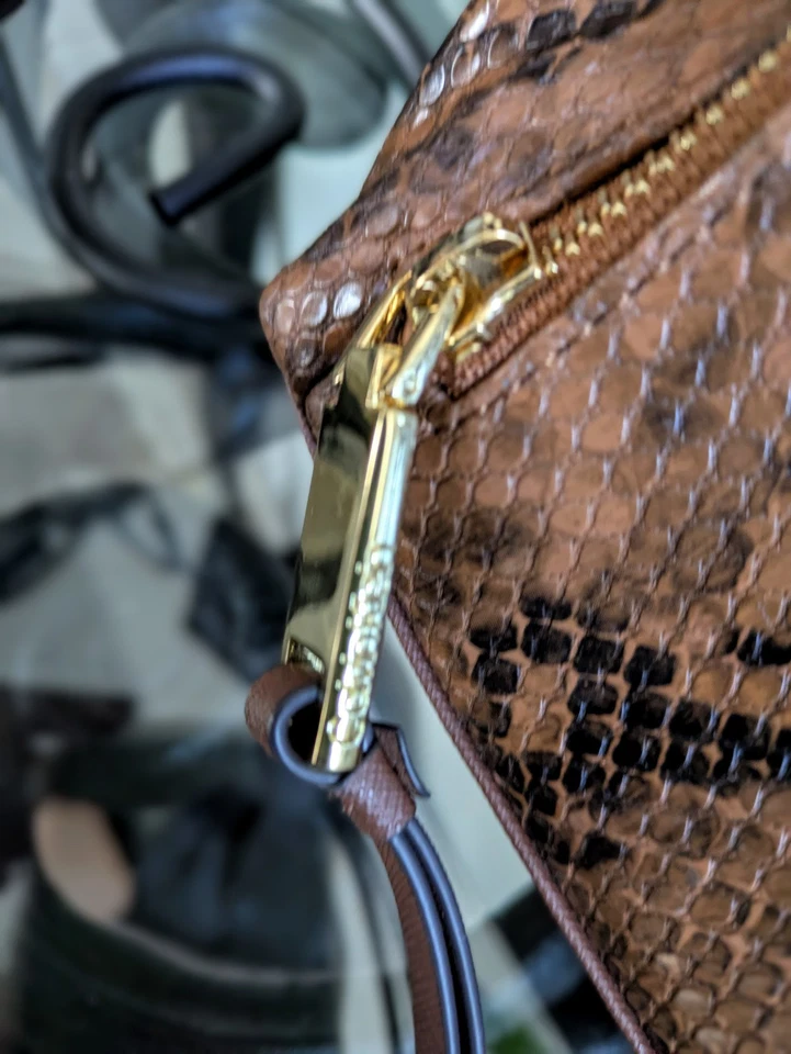 Bolso Bandolera Calvin Klein Piel de Serpiente Pitón Firma Lirio Color Nogal Foto 3 de 4