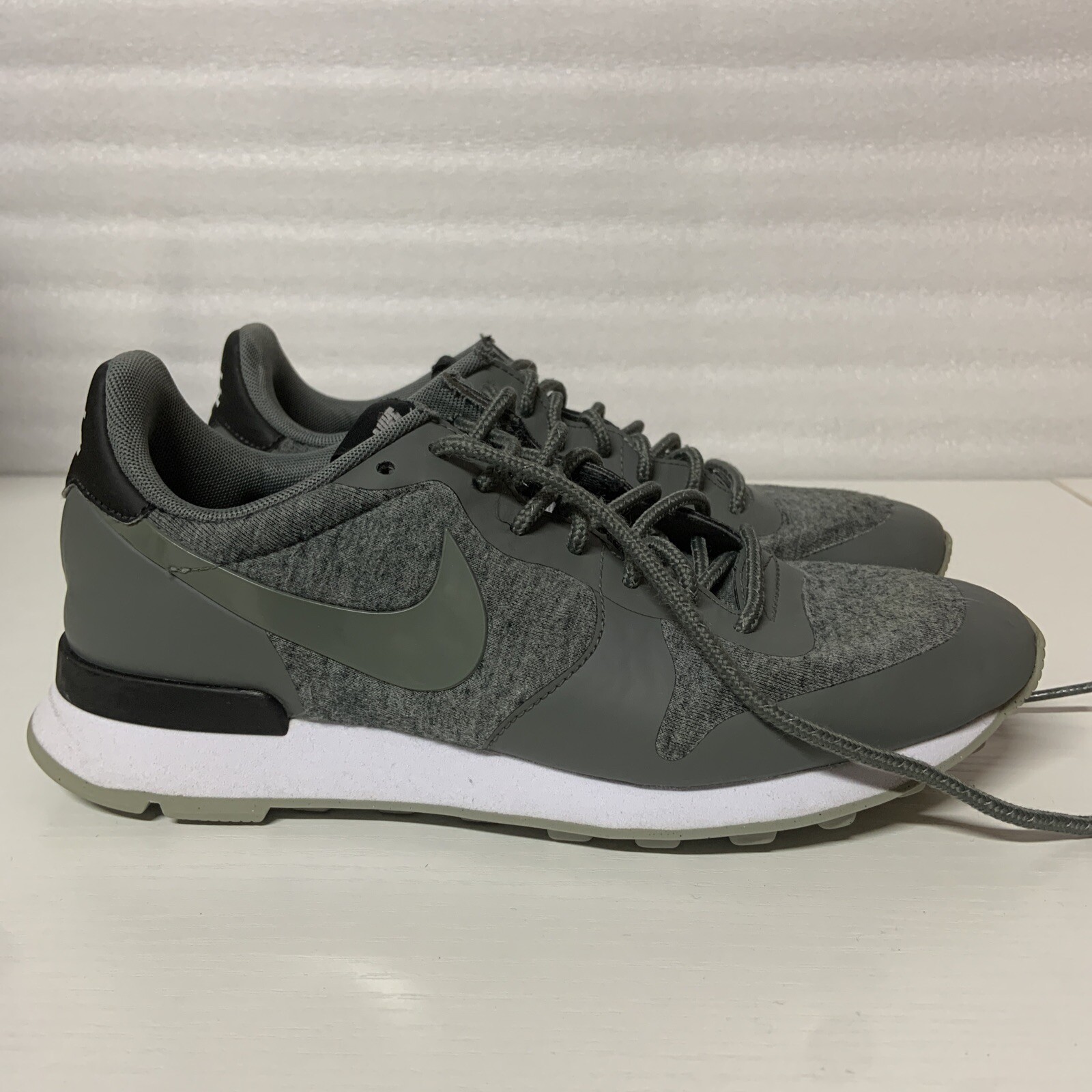 NIKE: Internationalist Gray Running Shoes Sneakers 749556-001