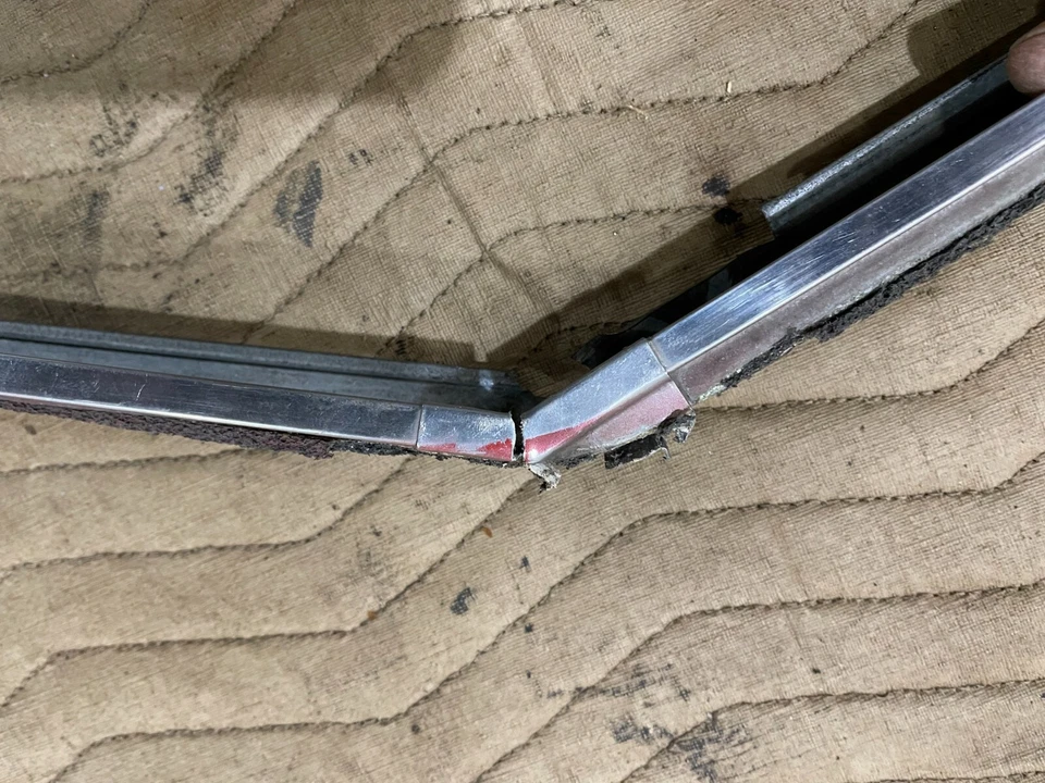 Dodge Charger 1969 techo soporte de tira climática carrocería B corona fotos de stock leer todo Foto 4 de 4