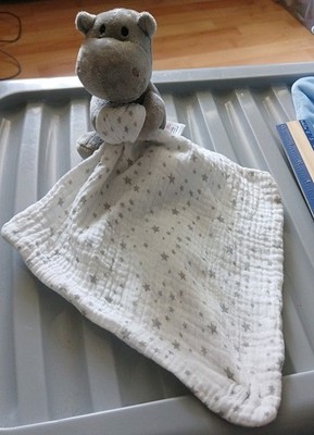 Dunnes Stores Baby Bettdecke Stofftier Nilpferd hält Musselin Decke grau Sterne