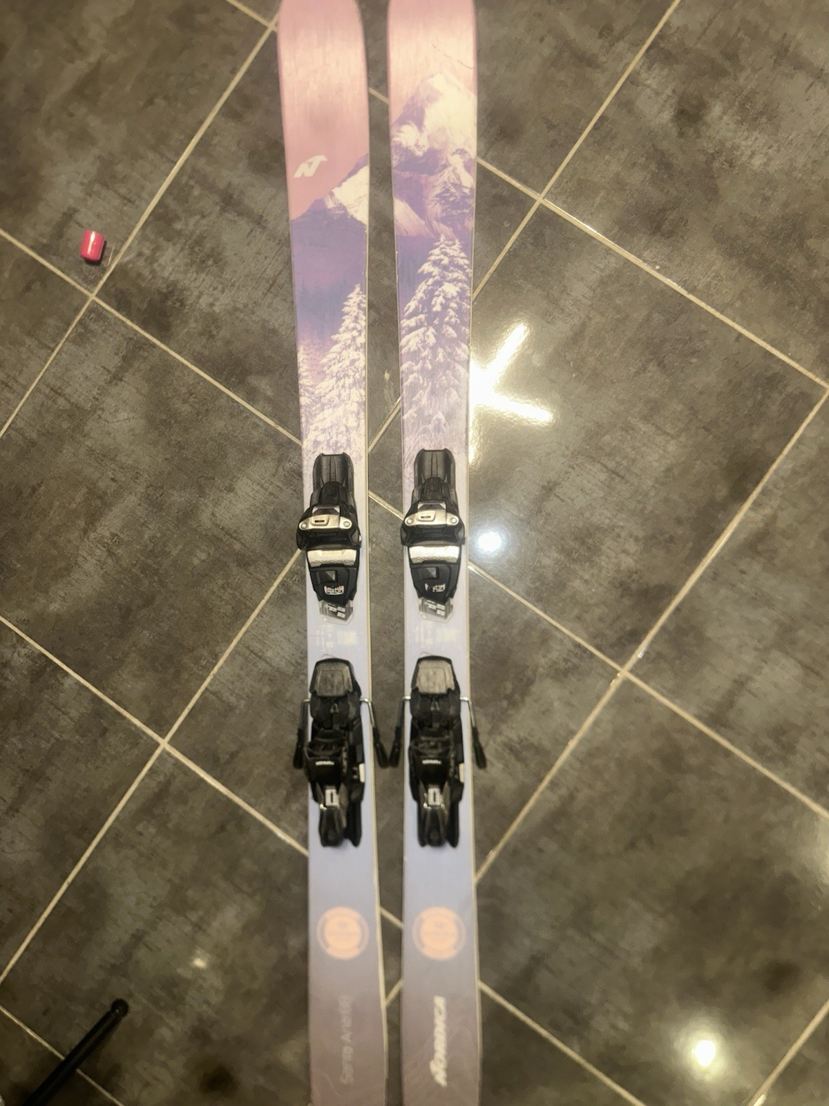 Ski Nordica avec noyau bois et renfort carbone pour virages fluides