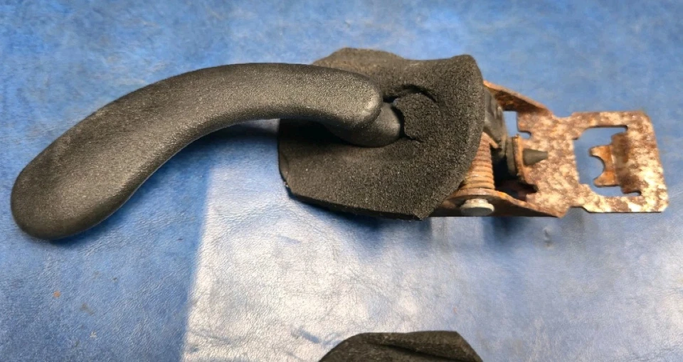 93-02 PONTIAC FIREBIRD CHEVY CAMARO RIGHT LEFT SIDE PAIR INTERIOR DOOR HANDLE GM - Image 3 of 4