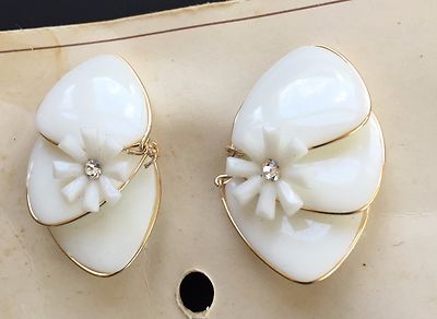 Vintage Earrings - White 3-leaf and flower Clip-on Earrings with Vintage Earrings - White 3-leaf and flower Clip-on Earrings with