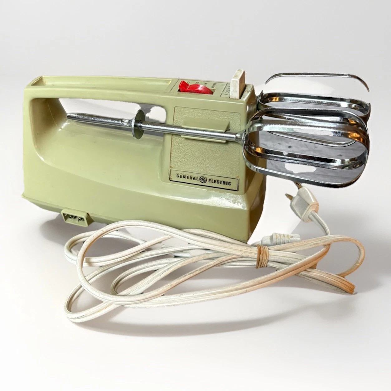 Vintage GE General Electric 3-speed Hand Mixer Model D1M24 Works Avocado Green