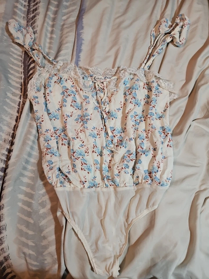 Paquete Free People Body Mujer Talla Mediana Crema Floral y Bralette Foto 2 de 4