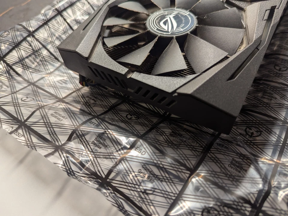 Tarjeta de gráficos ASUS NVIDIA GeForce GTX 1080 8GB GDDR5X (STRIX-GTX1080-A8G-GAMING) Foto 4 de 4