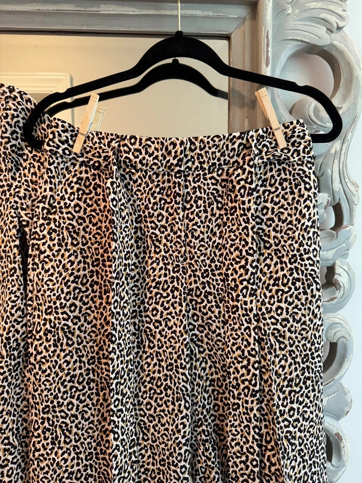 Calça J.CREW com estampa de leopardo pernas largas (tamanho 2) e blusa (tamanho 00) - 100% seda - Imagem 3 de 4
