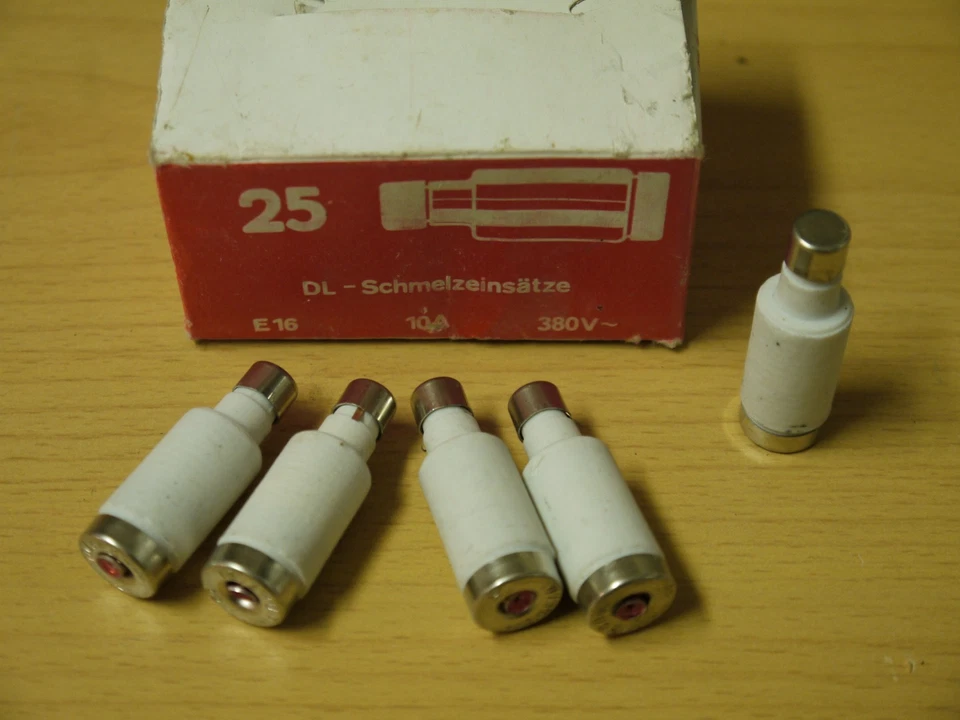 5x DL Schmelzeinsätze Schmelzsicherung 10A 380V E16 DDR Sicherung Porzellan rot - Bild 1 von 1