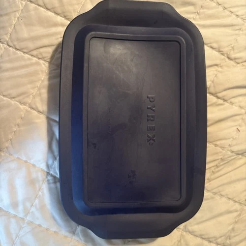 Pyrex 233-S Baking Dish 3 qt 13" x 9" x 2" in Fluted Glass With Blue Plastic Lid