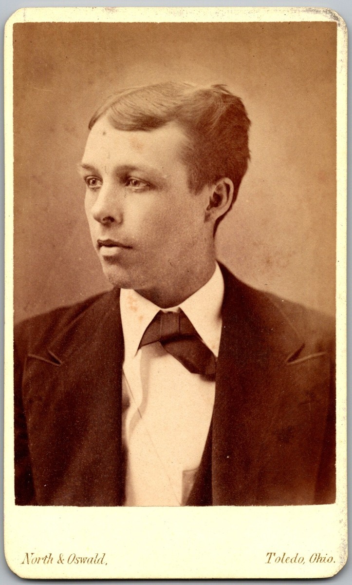 ANTIQUE CDV CIRCA 1880s NORTH OSWALD HANDSOEM YOUNG MAN IN SUIT TOLEDO OHIO  | eBay