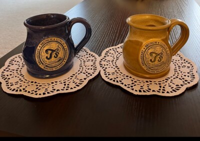 2009 Deneen Pottery   T s Rhode Island Coffee Mugs, Set of 2, yellow & blue