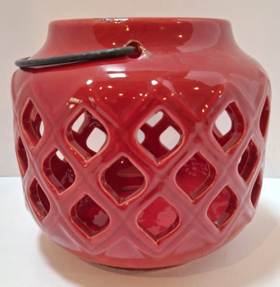 Linterna de cerámica roja oxidada envejecida con patrón de celosía con mango de metal Foto 4 de 4