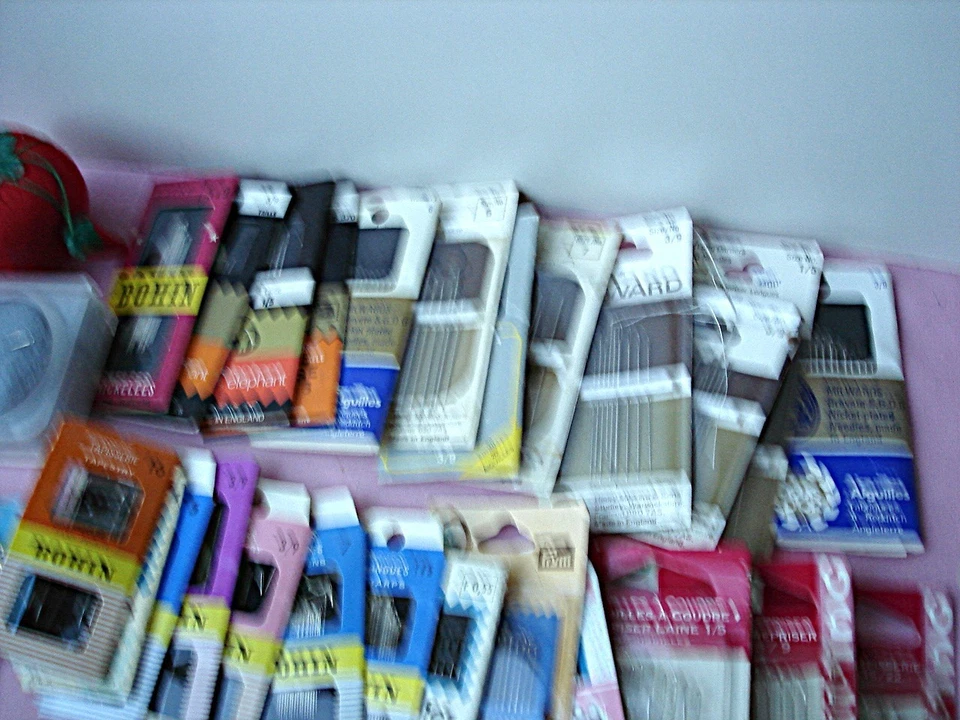 Lot d'aiguilles et épingles, anciennes et récentes. - Photo 3/4