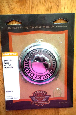 HARLEY-DAVIDSON WILLIE G '99669-04 SKULL' GAS CAP MEDALLION/NEW/OPEN PKG.