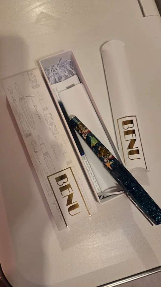 Nuevo en Paquete... Pluma Estilográfica Benuphoria... Bear-y Feliz Navidad 2023 (Edición Limitada) Foto 3 de 4