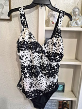 Maxine of Hollywood Black/White Floral One-Piece Swimsuit 14 D Built-In Bra