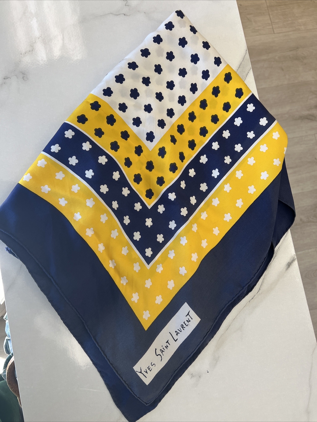 Sciarpa in twill YVES SAINT LAURENT blu navy giallo stampa piccoli fiori seta