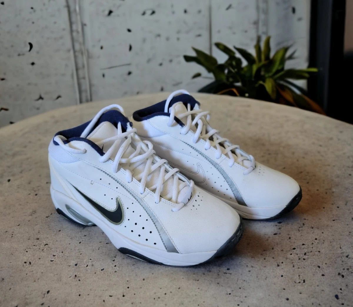 Nike Men s The Overplay lV Basketball Shoes Sneakers 318853 141 White 8.5 EUC