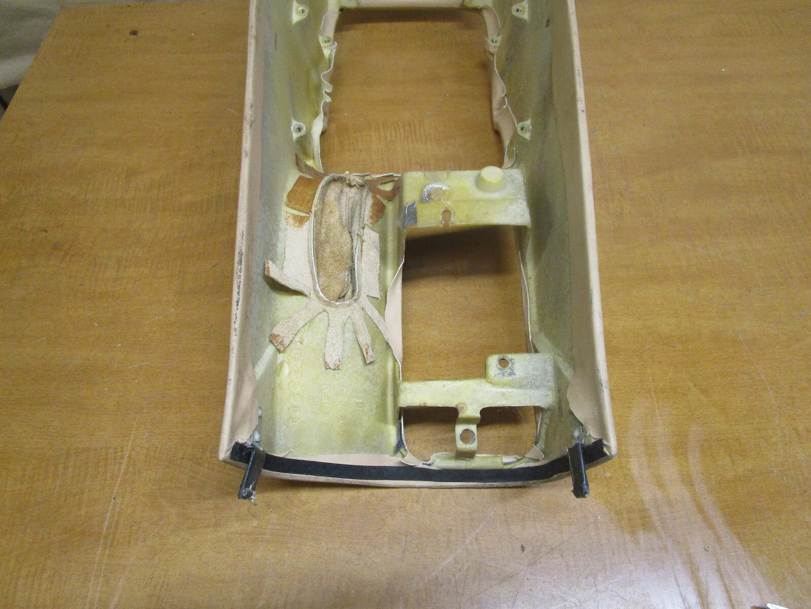 Maserati 4200 Spyder - Center Console / Tunnel Cover /Beige - P/N 67248401