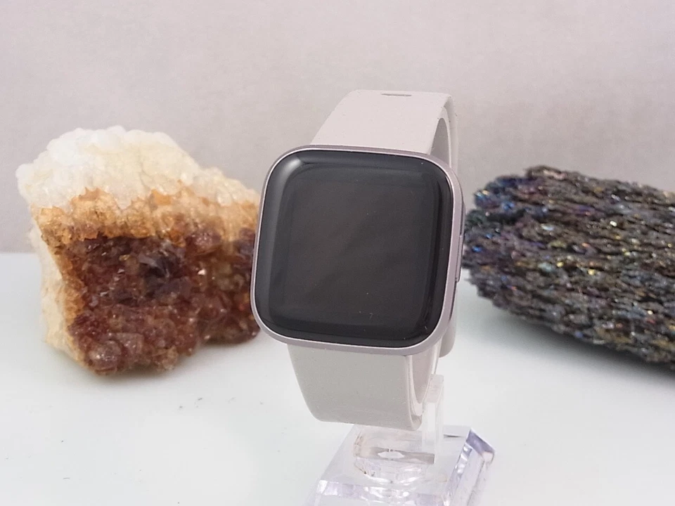 Fitbit Versa Smartwatch Fitness Bracciale Sport Donna Uomo Grigio Lilla Ø Ca. - Immagine 2 di 4