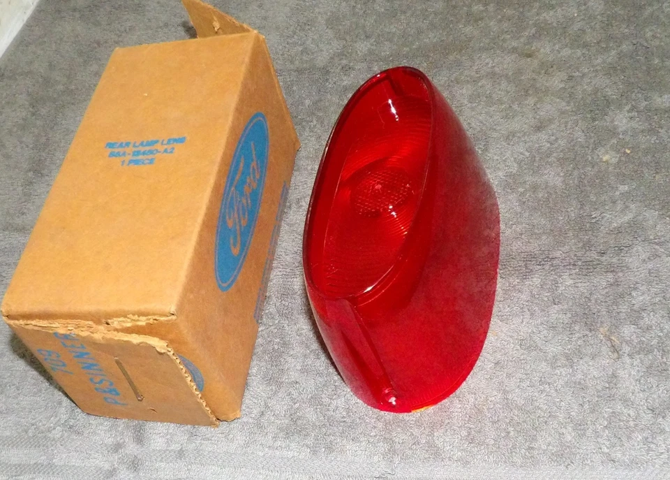 Ford Custom 300 Fairlane 500 Skyliner 1958 Sunliner nuevo de lote lente de luz trasera Foto 2 de 4