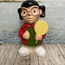 "Banco de ahorro Chavo niña con gafas y piruleta 10 1/4"" de alto, 6"" de ancho 4"" de profundidad"