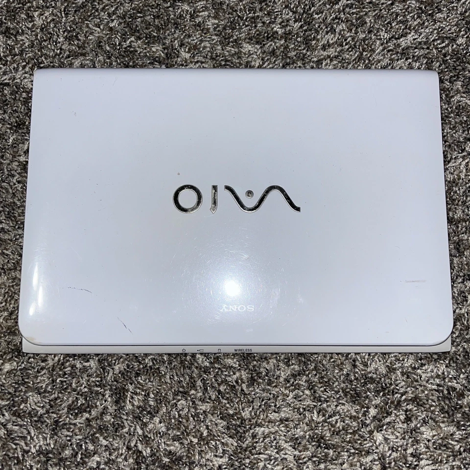 Sony vaio sve11125cxw Laptop AMD E2-1800 1.7ghz 8GB Ram 750GB HDD No Batt/charge - Image 2 of 4