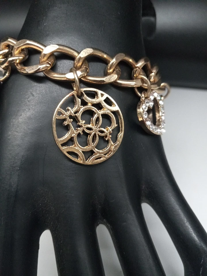 Pulsera GUESS BRAND Logotipo Tono Dorado Cristales Transparentes Esmalte Dijes Palanca Foto 4 de 4