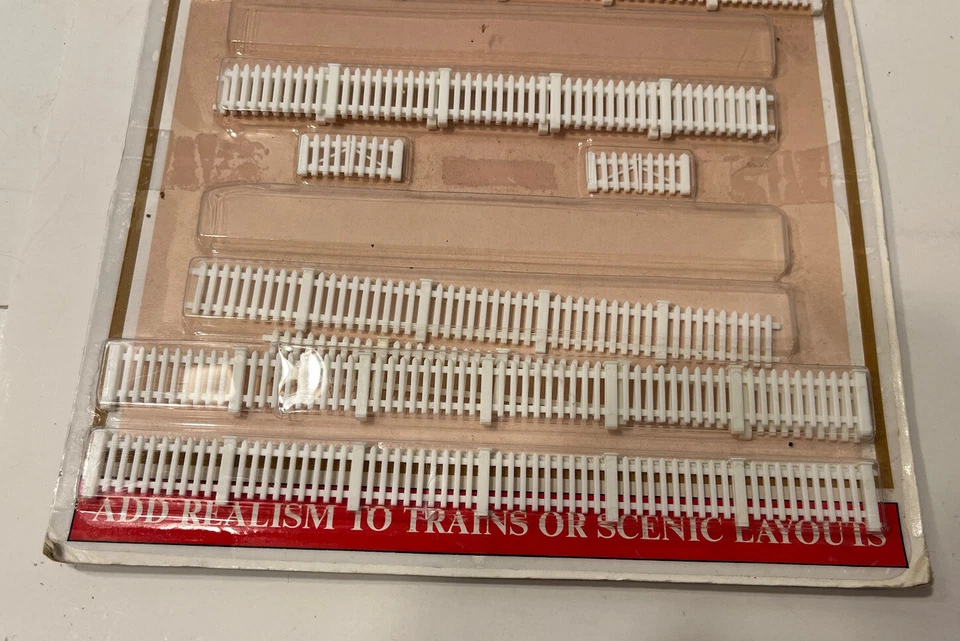Model Power HO Scale #547 White Picket Fence (Plastic Parts) 54"/136cm (1:87th) - Image 4 of 4