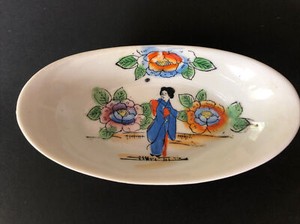 VINTAGE ASIAN JAPANESE OVAL SHAPED PLATE / CANDY DISH-WOMAN IN KIMONO-JAPAN-7 IN