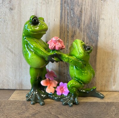 Frog Couple With Flowers Resin Figurine 4'' x 4''