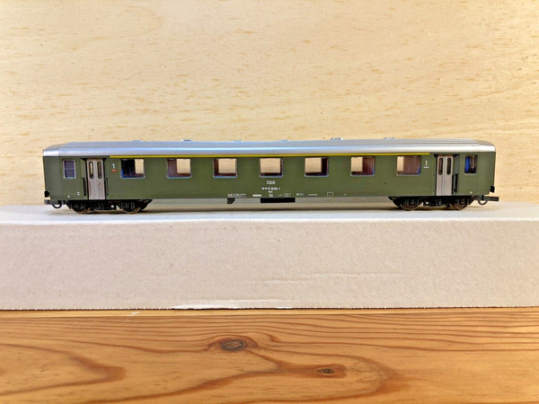 H0 - Roco 44204A - ÖBB 1st class coach type Schlieren