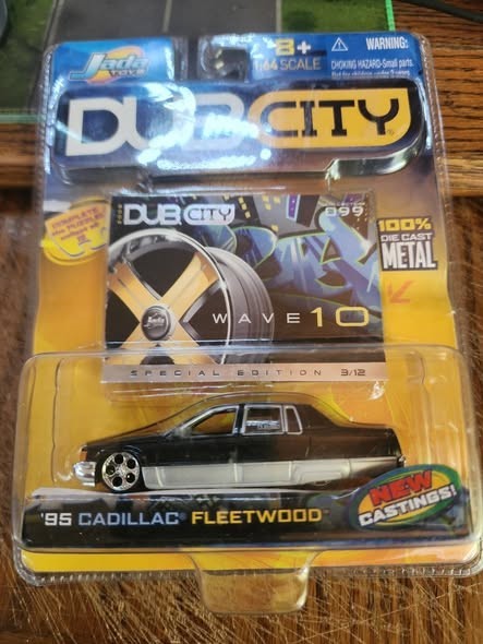 Jada TOYS ミニカー ’95 CADILLAC® FLEETWOOD™ 95 Cadillac Fleetwood Lowrider Black Dub City Jada Toys Wave 10