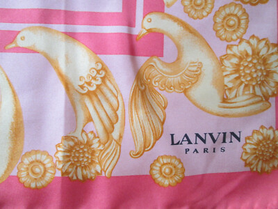 Foulard Carré LANVIN Vintage En Soie 100% - Dimensions 67 X 68 Cm, Couleur Rose - Occasion