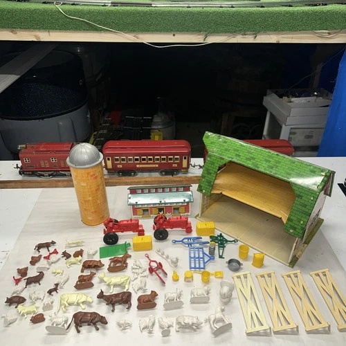 1950s Lazy-Day Farm Marx Tin Metal Litho Toy Barn With Accessories