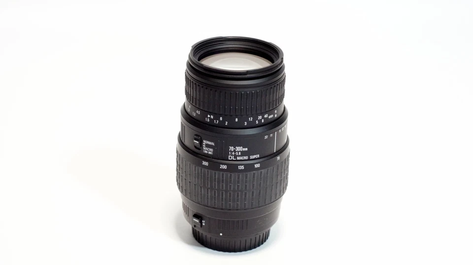 Sigma 70-300mm F/4-5.6 DL Macro Super  Zoom Lens for Canon AF - Image 2 of 4