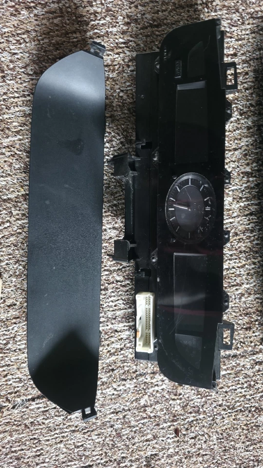 Reloj y biseles Infiniti G35 2005-2007 Foto 3 de 4