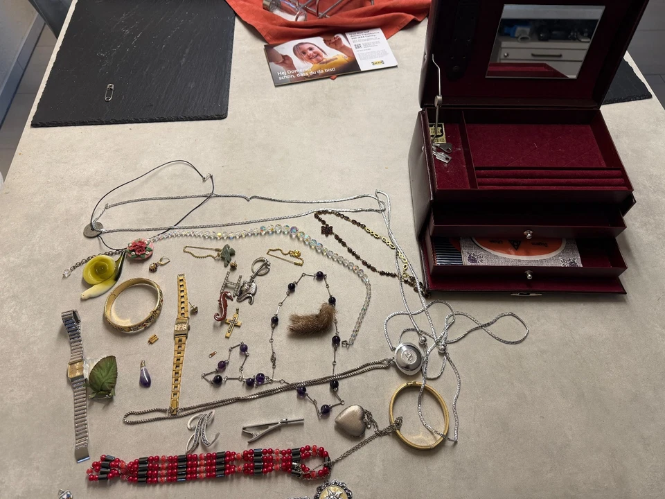 Schmuckkonvolut aus Omas Nachlass Modeschmuck ?, Uhren     **Bilder anschauen** - Bild 2 von 4