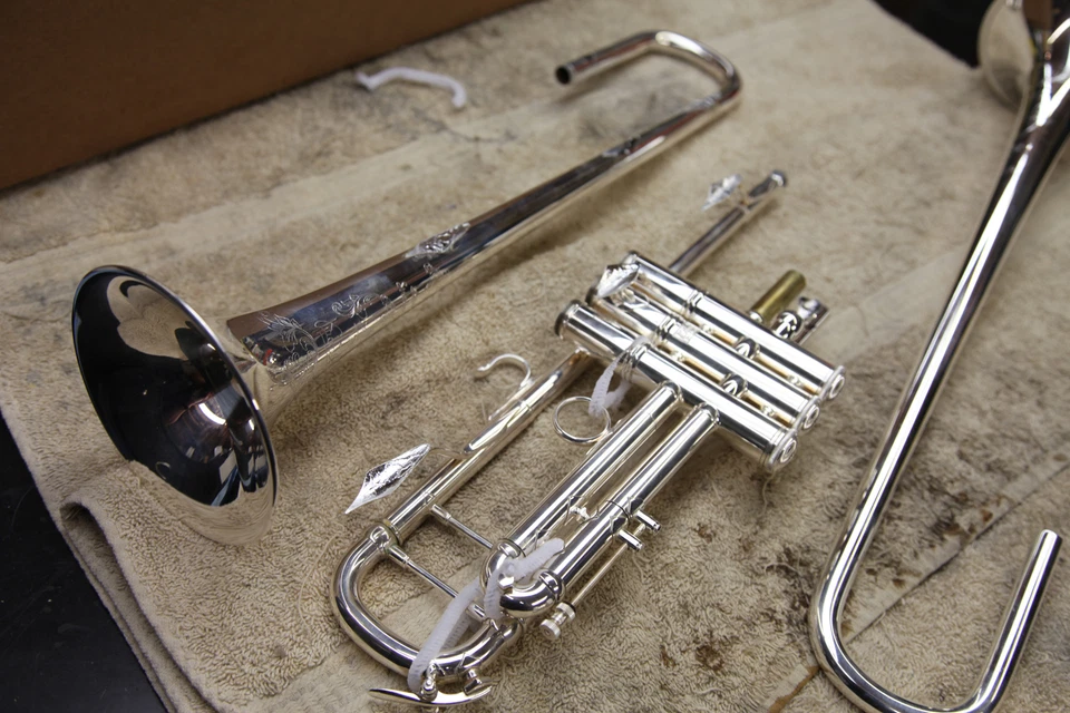 Campana Trompeta Bach Bb #1, Bronce Ligera Plateada Culata en la LT190BS Foto 2 de 3