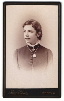 Fotografie Paul Hoser, Stuttgart, Alleen Platz 4, Bürgerliche Frau in schwarzer 
