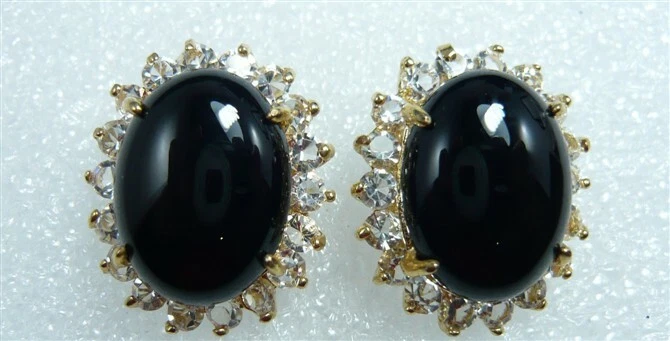 Aretes con flores de cristal enchapados en oro amarillo de ónix de ágata negra Foto 2 de 3