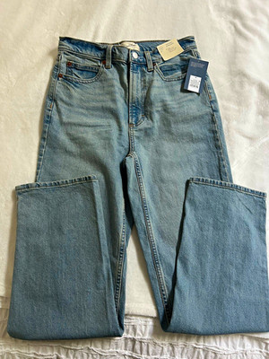 Universal Thread Vintage Straight Women s High Rise Light Wash Jeans Size 4