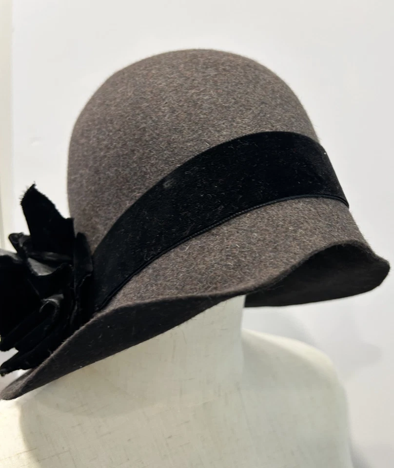 Par de sombreros Virtu Cloche vintage con cajas originales y recibo Hess Brothers PA Foto 3 de 4