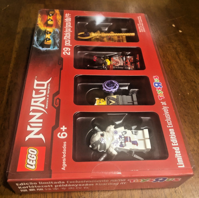 5004938 NINJAGO MINIFIGURE COLLECTION bricktober Toys R Us lego 