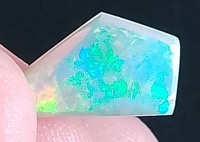 Australischer Opal (hellblaue Farbblitze).
