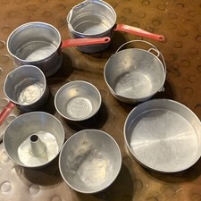 VINTAGE LOT METAL ALUMINUM CHILD KITCHEN PLAY SET DISHES COOKWARE Hemo