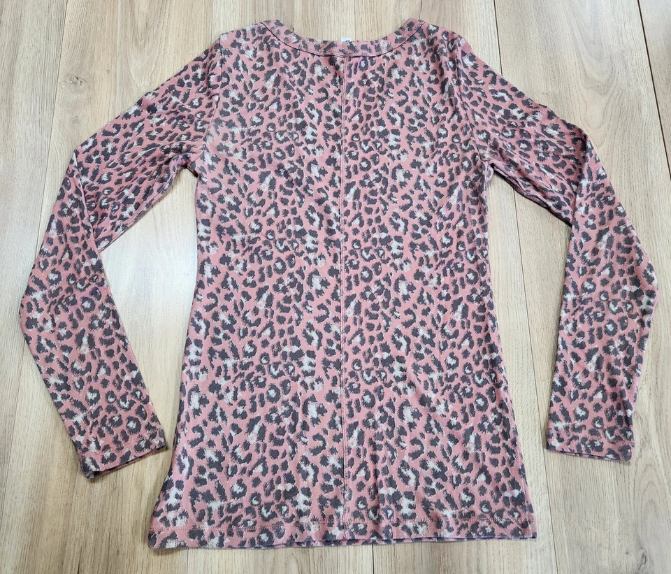 Camisa Tee Shop con estampado animal para mujer talla mediana, manga larga, cuello en V, adelgazante  Foto 2 de 4