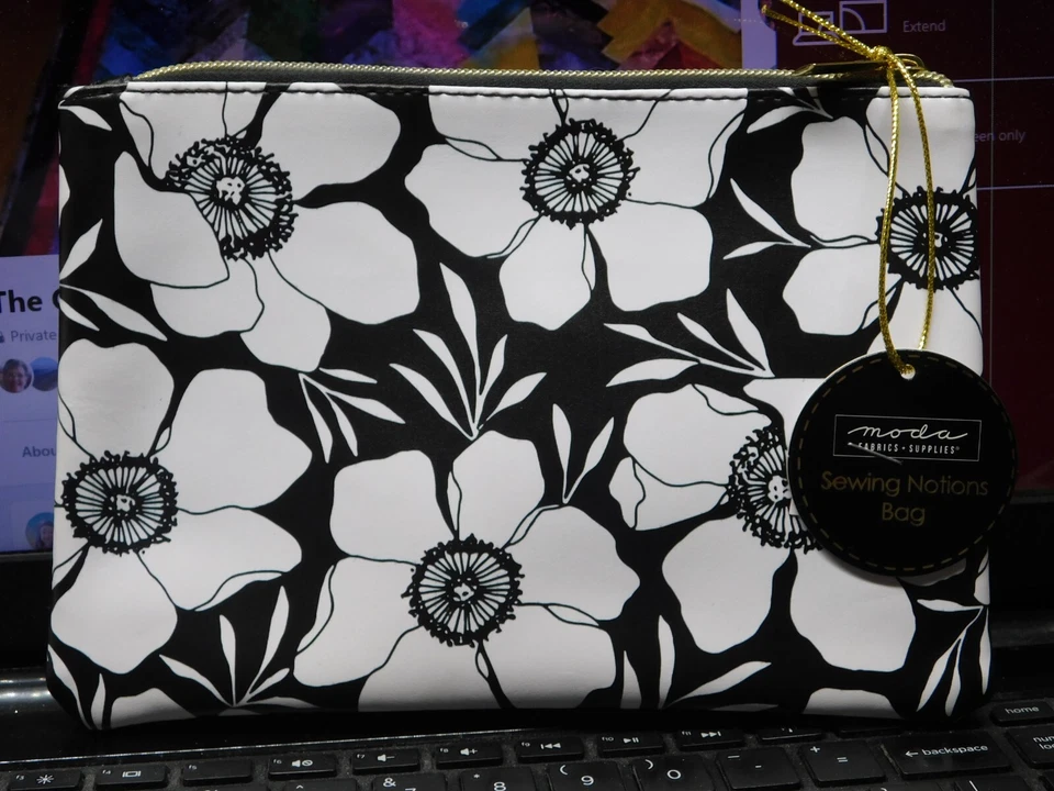 Glam Zippered Bags for Sewing/Quilting Notions/Makeup/First Aide - Image 4 of 4